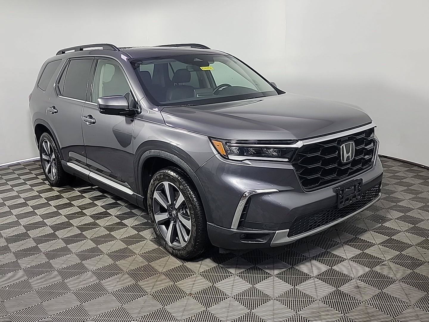 Certified 2025 Honda Pilot Touring image 1