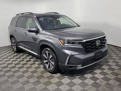 Certified 2025 Honda Pilot Touring image 1