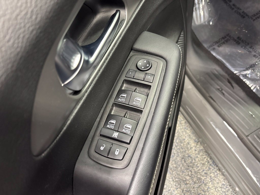 Used 2025 Chrysler Pacifica Select FWD image 38