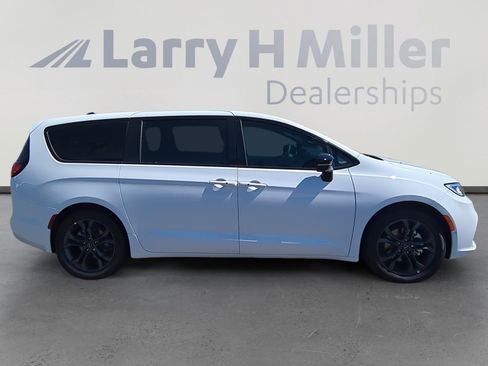 New 2026 Chrysler Pacifica Select FWD image 6
