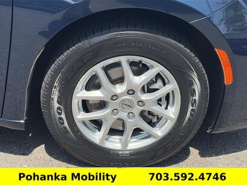 Used 2023 Chrysler Pacifica Touring-L FWD image 34