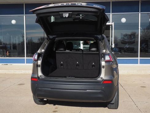 Used 2019 Jeep Cherokee Latitude Plus w/ Comfort/Convenience Group image 6