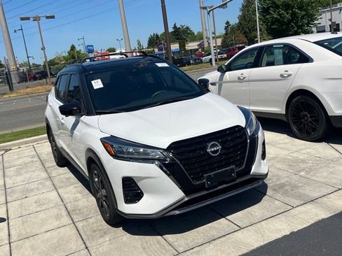 Used 2023 Nissan Kicks SR w/ SR Premium Package FWD image 5