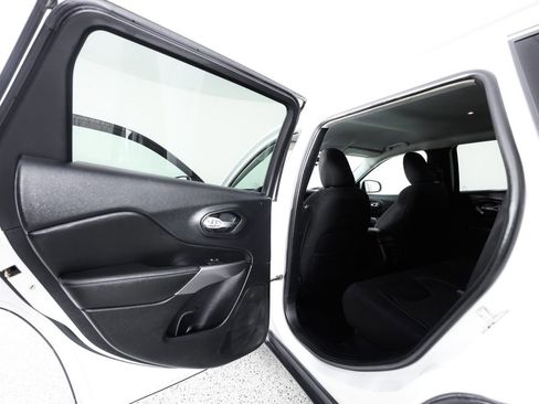 Used 2019 Jeep Cherokee Latitude w/ Popular Appearance Group FWD image 14