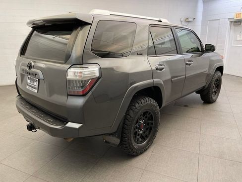 Used 2018 Toyota 4Runner SR5 AWD/4WD image 9