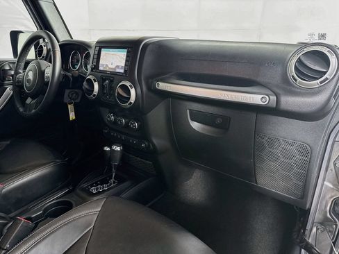 Used 2017 Jeep Wrangler Unlimited Rubicon w/ Connectivity Group AWD/4WD image 32