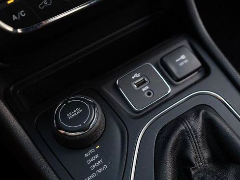 Used 2019 Jeep Cherokee Latitude Plus w/ Comfort/Convenience Group AWD/4WD image 14