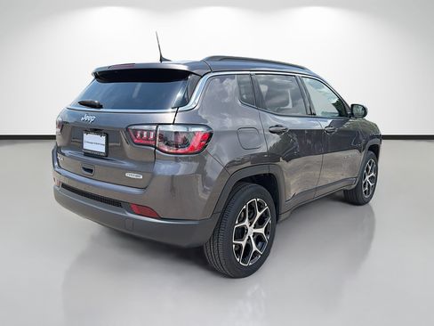 Used 2024 Jeep Compass Latitude AWD/4WD image 3