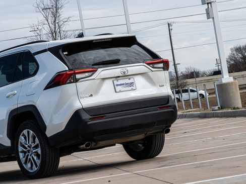 Used 2022 Toyota RAV4 XLE Premium image 6