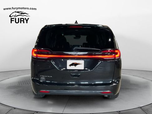 Used 2023 Chrysler Pacifica Touring-L FWD image 5