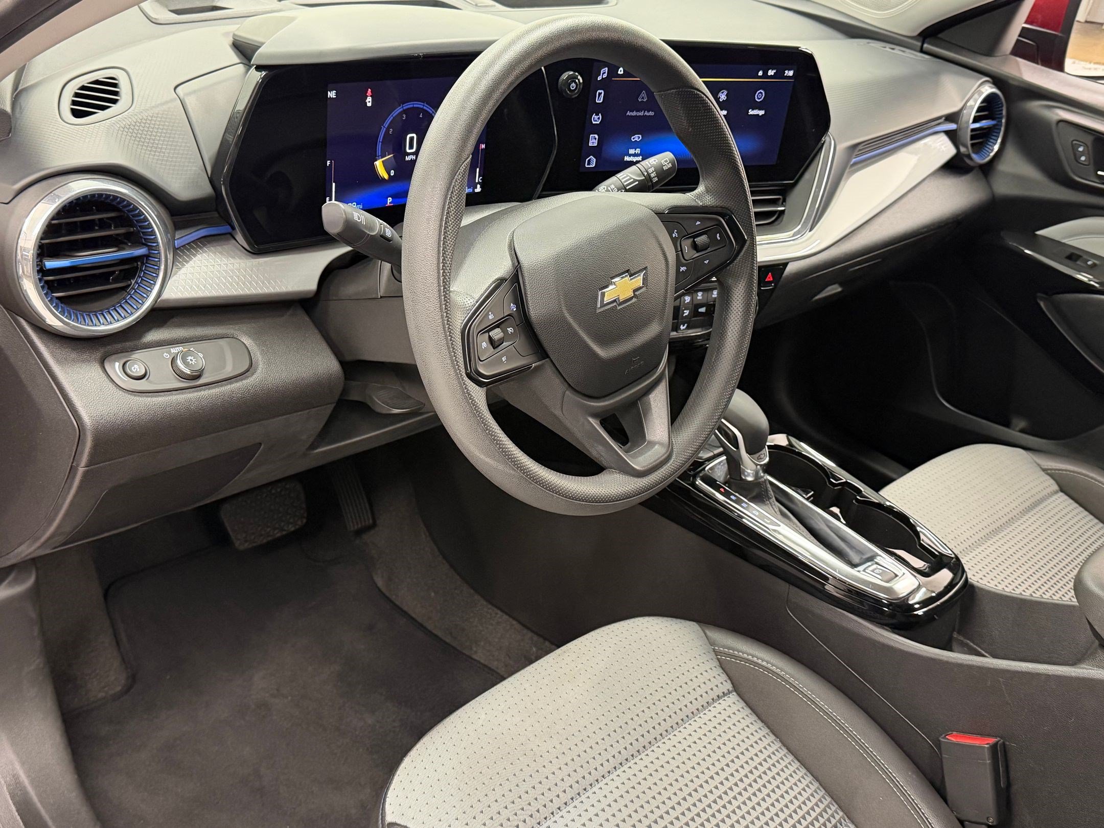Used 2025 Chevrolet Trax LT FWD image 3