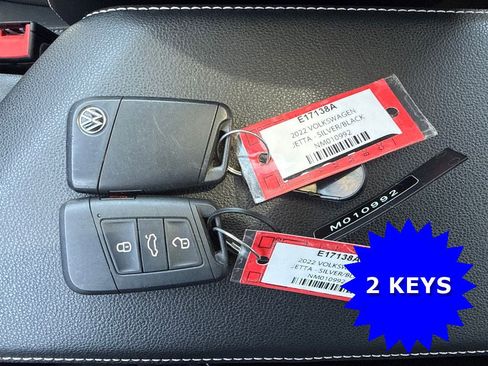 Used 2022 Volkswagen Jetta SE w/ Panoramic Sunroof Package FWD image 4