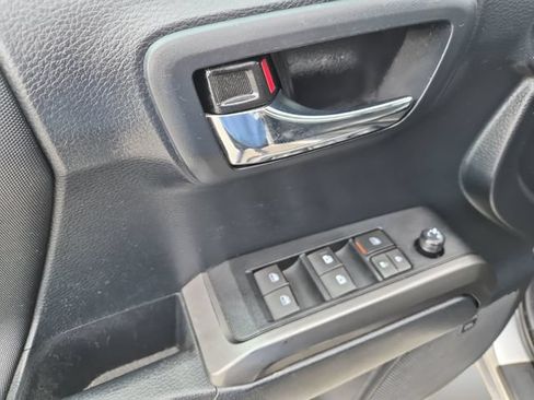 Used 2019 Toyota Tacoma TRD Sport AWD/4WD image 10