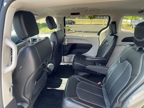 Used 2023 Chrysler Pacifica Touring-L FWD image 14