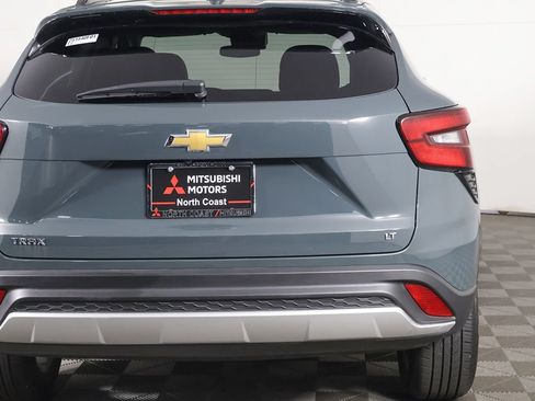Used 2025 Chevrolet Trax LT FWD image 13