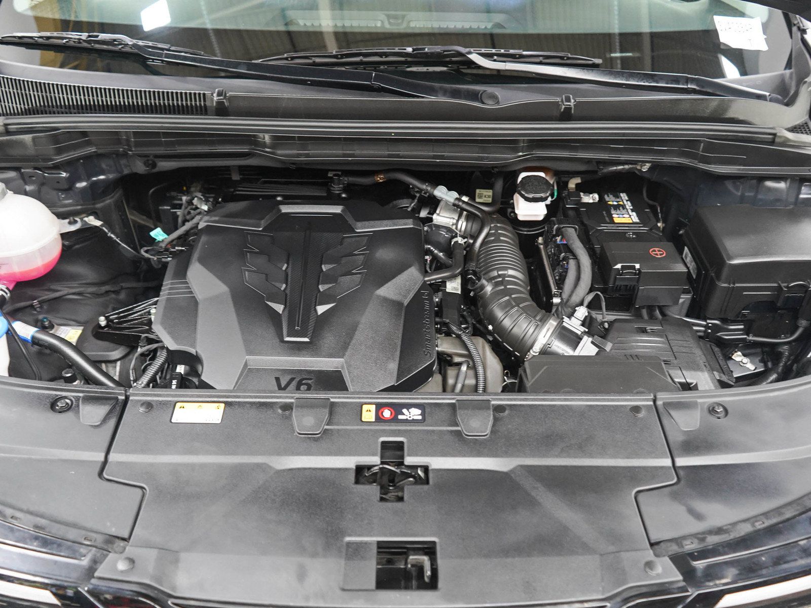 Used 2025 Kia Carnival FWD image 33