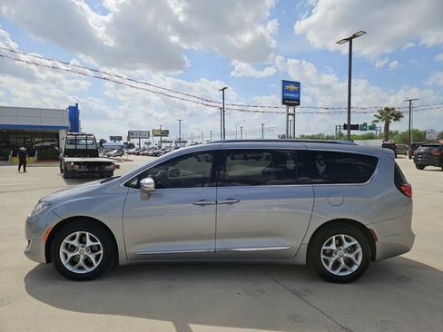 Used 2020 Chrysler Pacifica Limited image 4