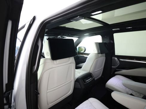Used 2026 Cadillac Escalade Platinum Sport w/ LPO, ONYX Package AWD/4WD image 17