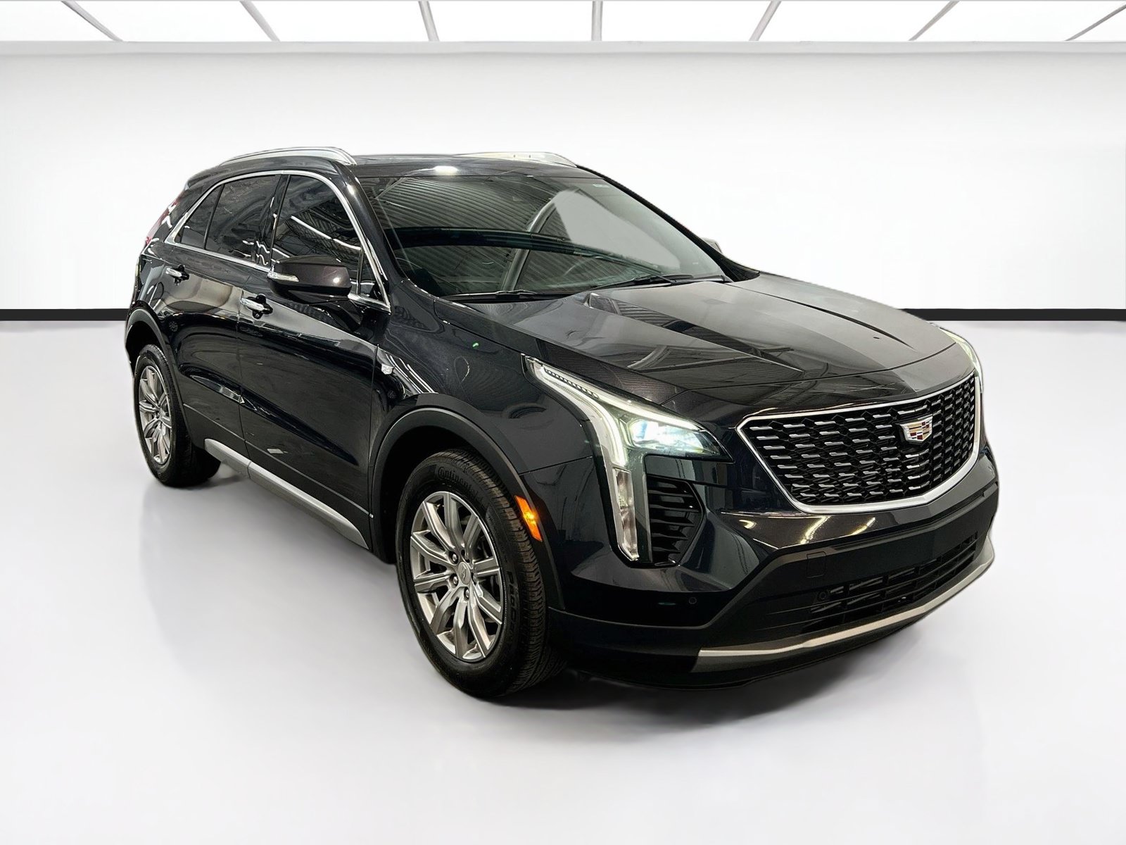 Used 2023 Cadillac XT4 Premium Luxury w/ Trailering Package FWD image 3