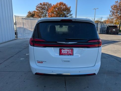 Used 2024 Chrysler Pacifica Touring-L image 22