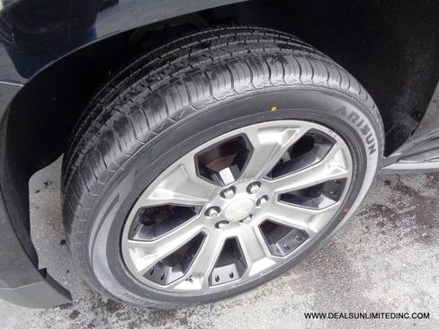 Used 2019 Chevrolet Suburban LT image 7