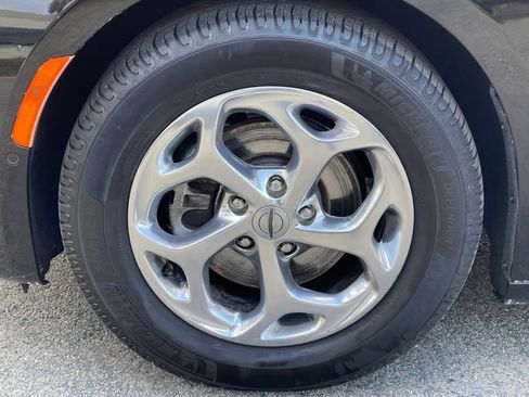 Used 2022 Chrysler Pacifica Limited image 38