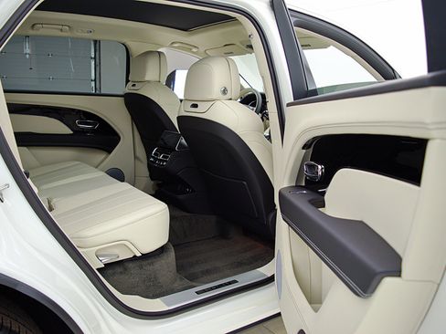 Certified 2023 Bentley Bentayga Extended Wheelbase image 45