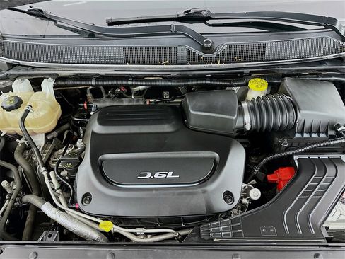 Used 2018 Chrysler Pacifica Limited image 33