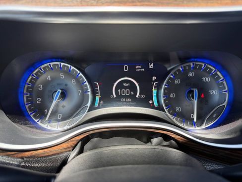 Used 2023 Chrysler Pacifica Limited FWD image 37