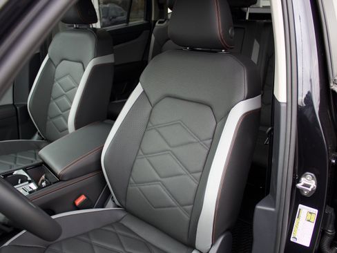 New 2026 Volkswagen Atlas Peak Edition image 12