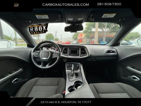 Used 2017 Dodge Challenger R/T w/ Driver Convenience Group RWD image 9