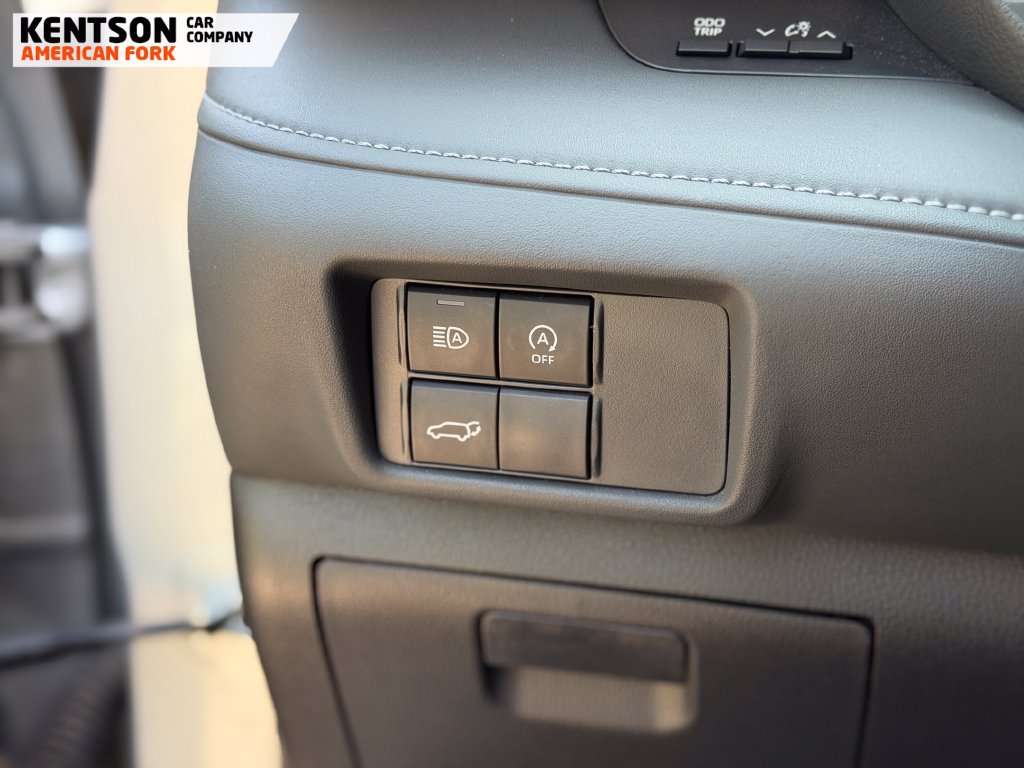 Used 2025 Toyota Highlander XLE AWD/4WD image 16