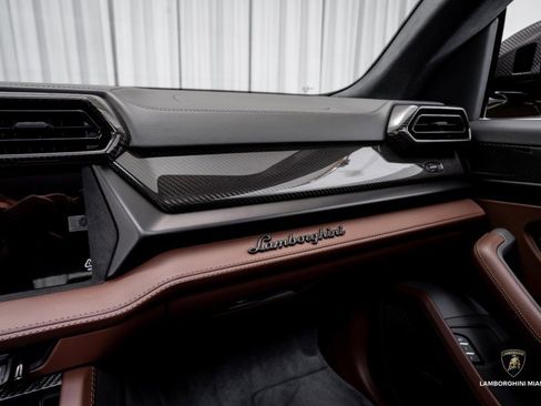 Used 2025 Lamborghini Urus SE image 30