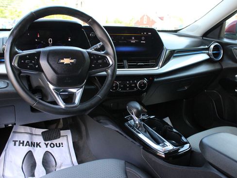 Used 2025 Chevrolet Trax LT w/ LT Convenience Package FWD image 20