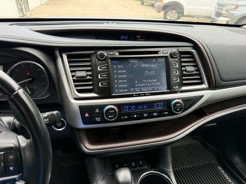 Used 2017 Toyota Highlander XLE AWD/4WD image 20