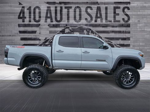 Used 2018 Toyota Tacoma TRD Off-Road AWD/4WD image 2