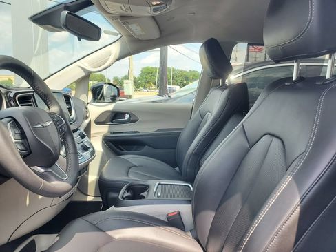 Used 2024 Chrysler Pacifica Touring-L FWD image 5