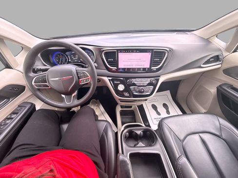Used 2023 Chrysler Pacifica Touring-L FWD image 19