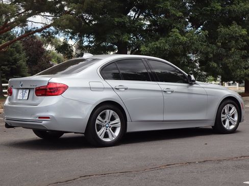 Used 2017 BMW 330i xDrive Sedan AWD/4WD image 5