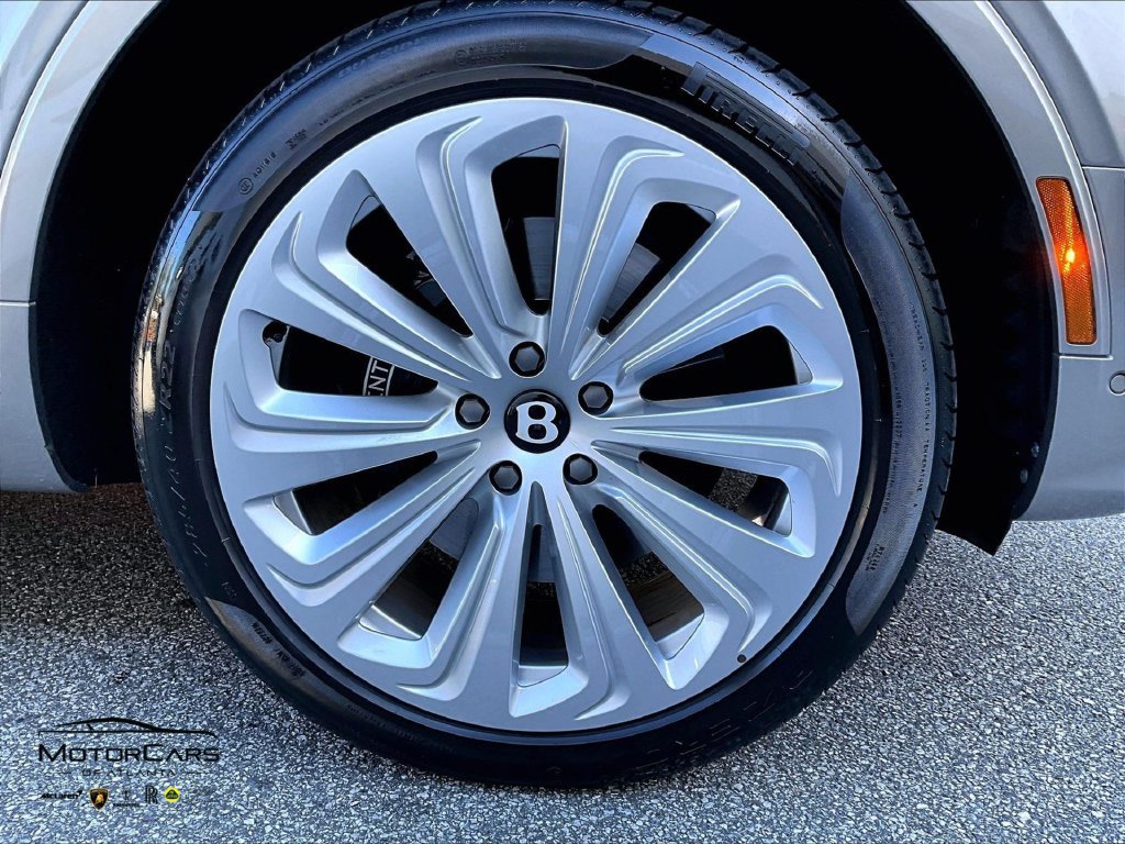 Used 2025 Bentley Bentayga AWD/4WD image 28