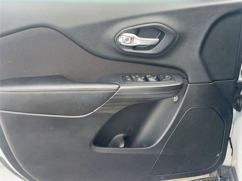 Used 2016 Jeep Cherokee Latitude w/ Cold Weather Group image 14