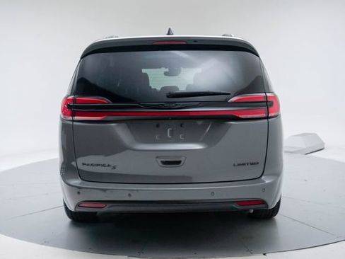 Used 2025 Chrysler Pacifica Limited FWD image 8