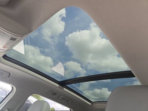 Used 2023 Volkswagen Taos SE w/ Panoramic Sunroof Package AWD/4WD image 3