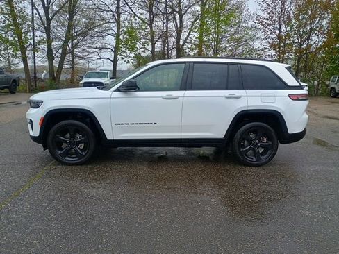 Used 2023 Jeep Grand Cherokee Altitude AWD/4WD image 2