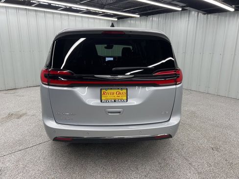 Used 2023 Chrysler Pacifica Touring-L image 5