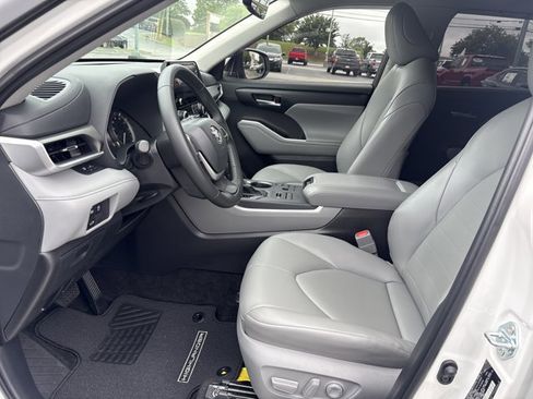 Used 2026 Toyota Highlander XLE AWD/4WD image 10