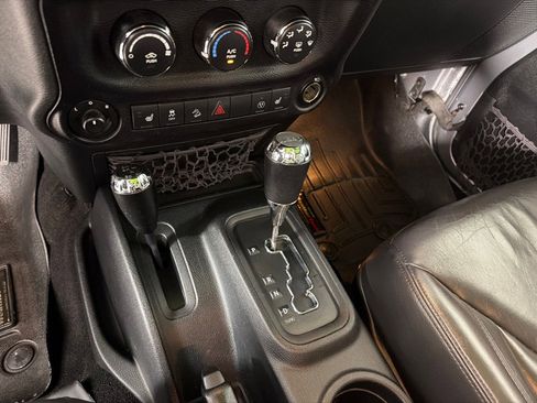 Used 2016 Jeep Wrangler Unlimited Sahara w/ Connectivity Group AWD/4WD image 14