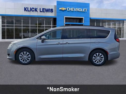 Used 2017 Chrysler Pacifica Touring-L image 4