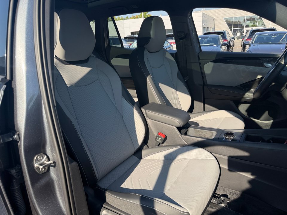 Certified 2026 Volkswagen Tiguan SE R-Line FWD image 28