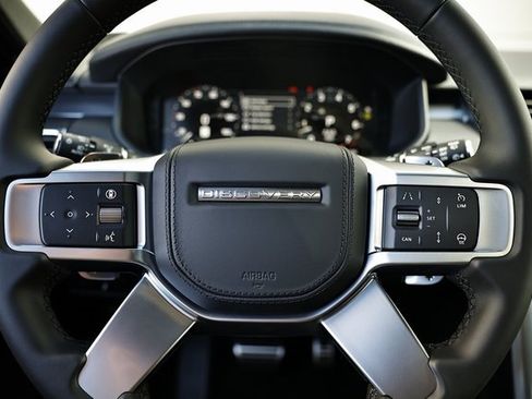 New 2025 Land Rover Discovery Metropolitan Edition image 40